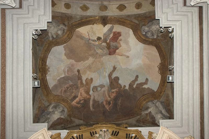 S. Michele scaccia gli angeli ribelli dal Paradisob